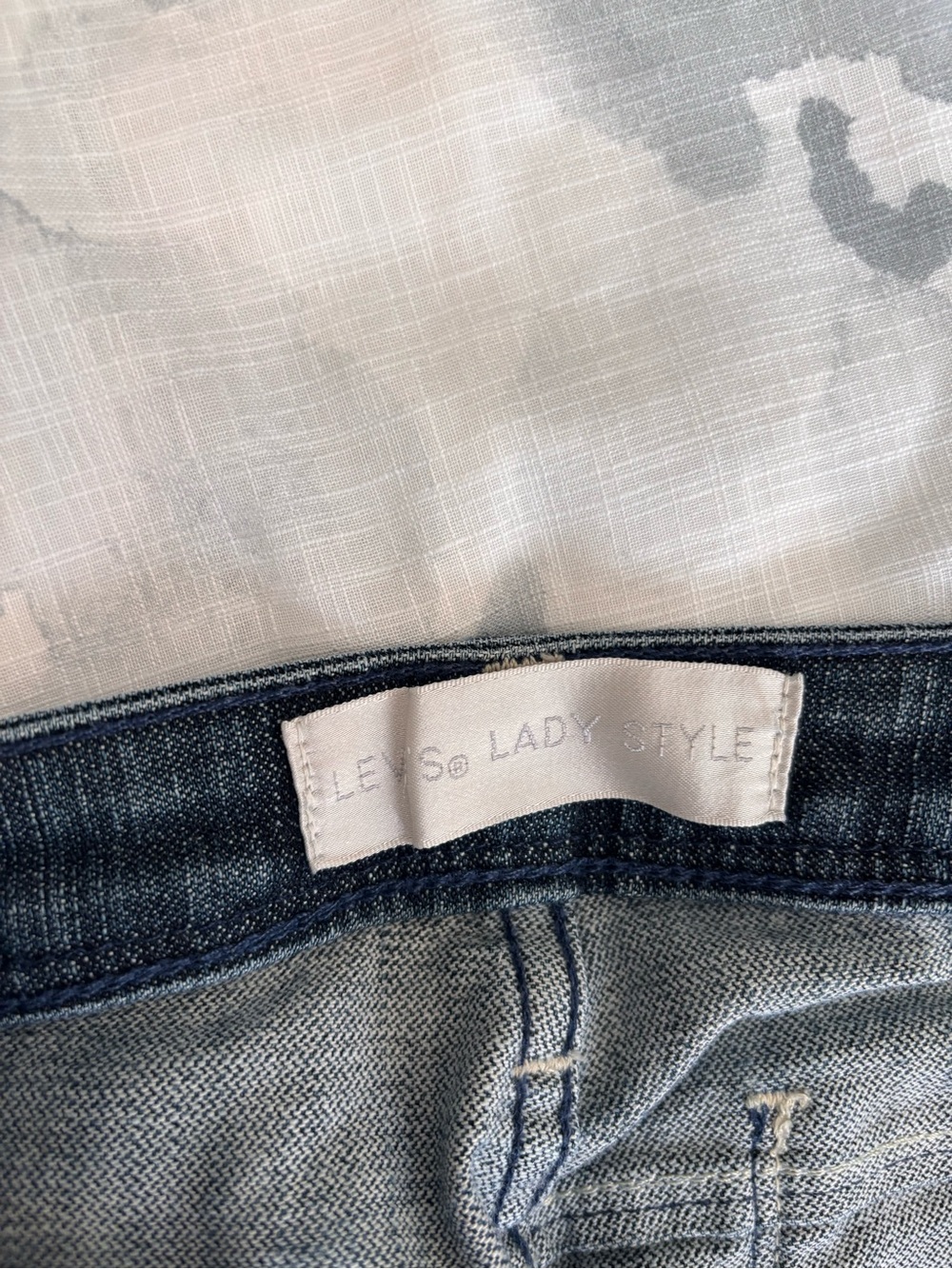 Levi’s Lady Style Heart Pocket Jeans 💌 - Picture 7 of 8